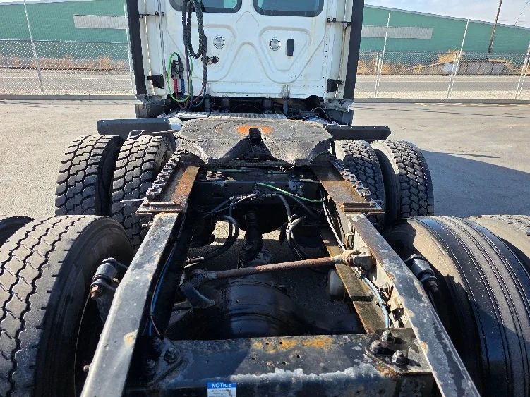 2019 Freightliner Cascadia - image 6