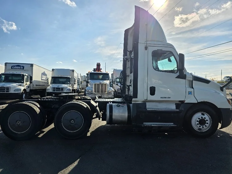2019 Freightliner Cascadia - image 8