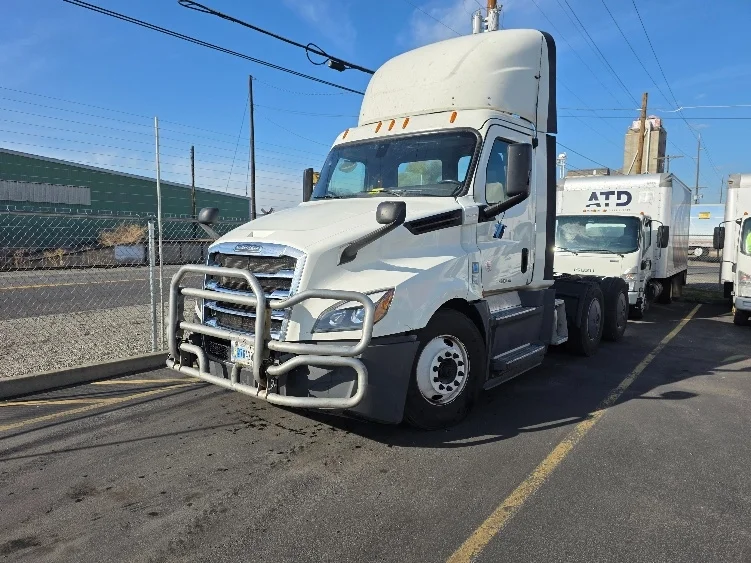 2019 Freightliner Cascadia - image 3