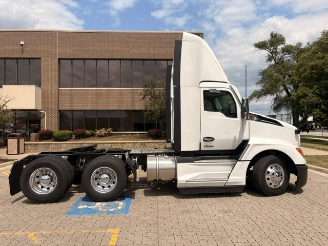 2027 Kenworth T680 in Wood Dale, IL — photo 4