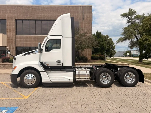 2027 Kenworth T680 in Wood Dale, IL — photo 3