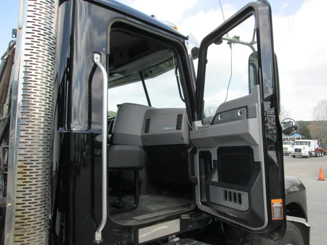 2022 Mack Pinnacle - image 19