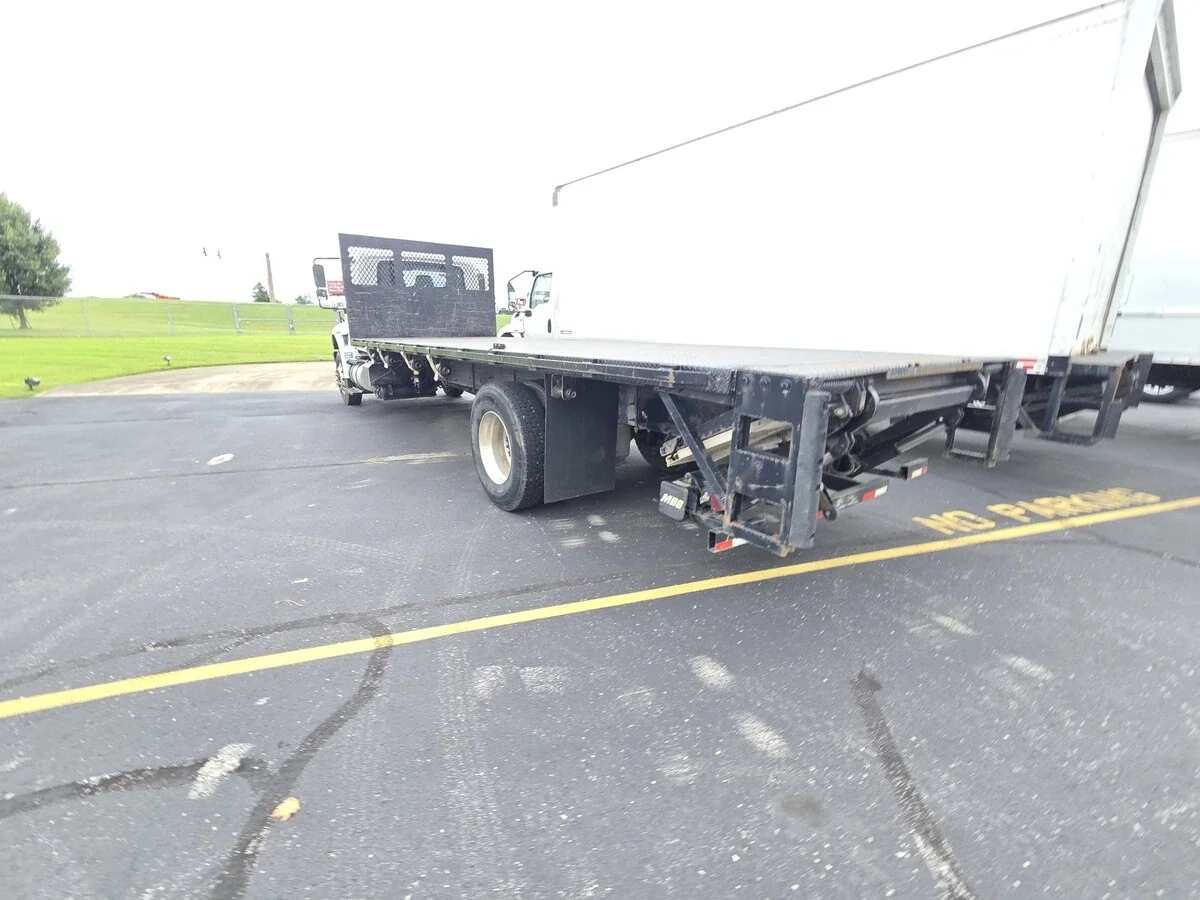 2017 International 4300 - image 7