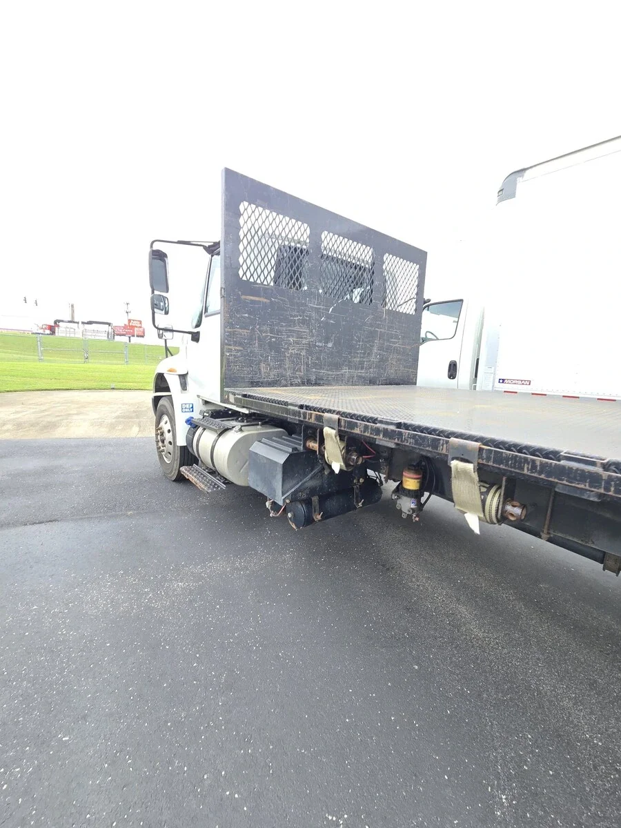 2017 International 4300 - image 8