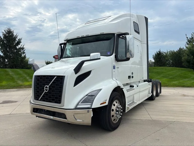2022 Volvo VNR 660 in Waukee
