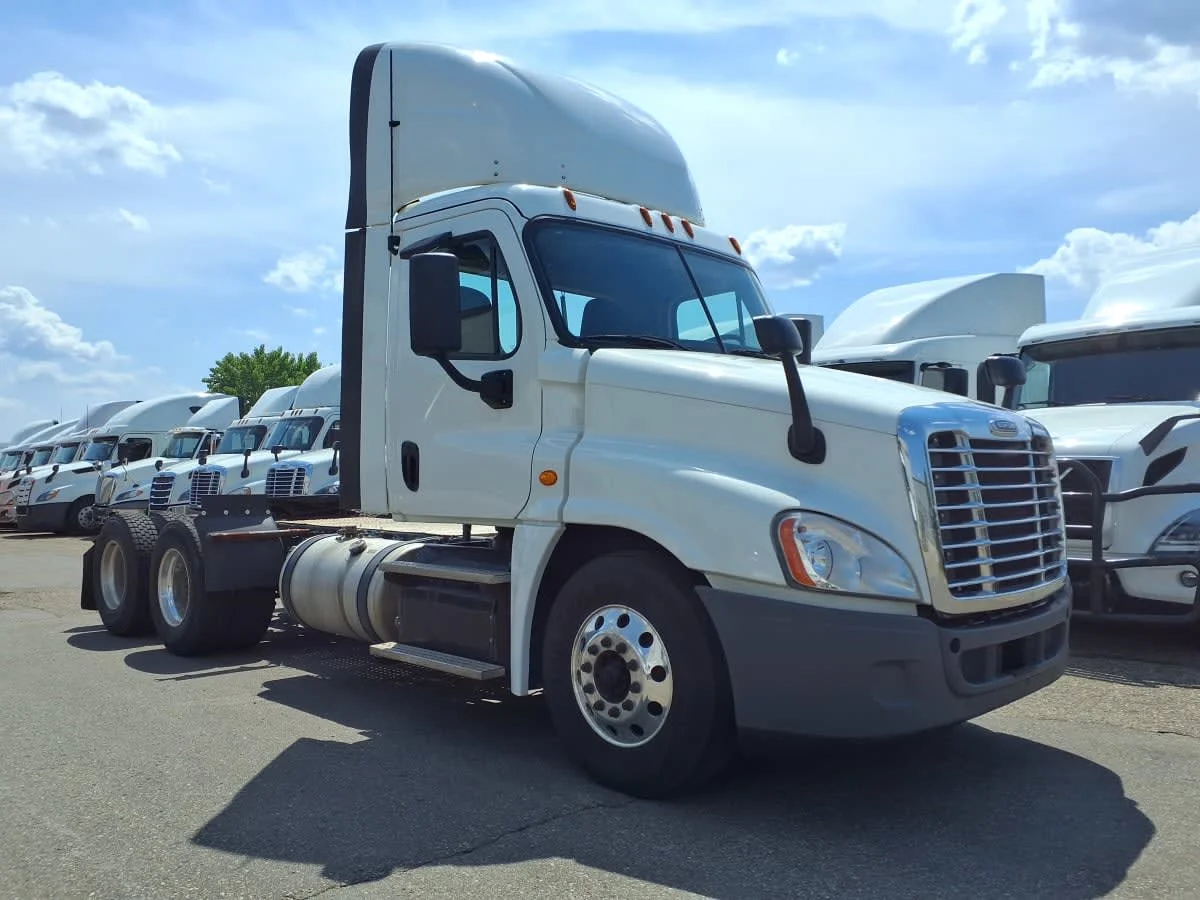 2018 Freightliner Cascadia in Minneapolis, MN — photo 3