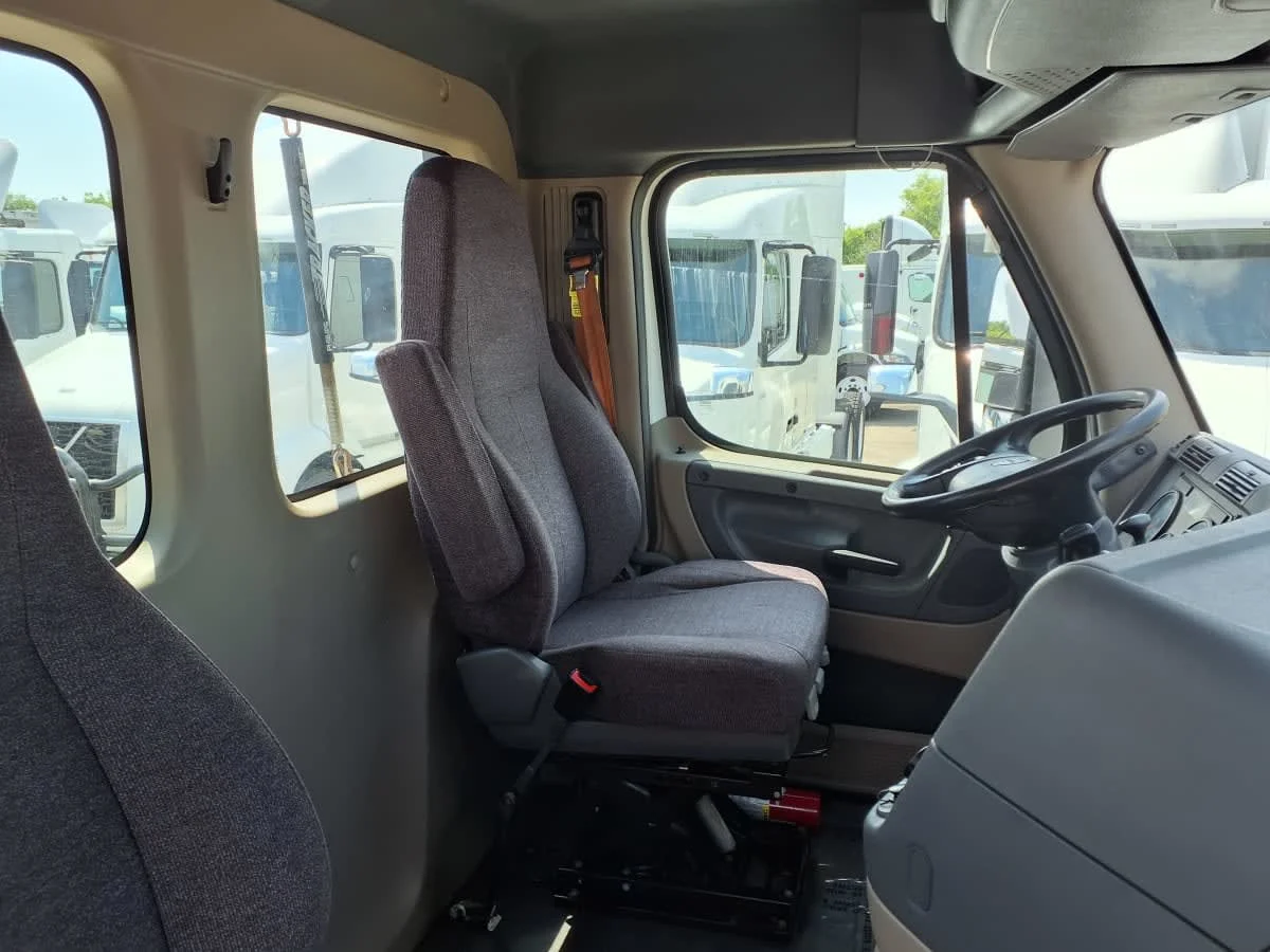 2018 Freightliner Cascadia in Minneapolis, MN — photo 7
