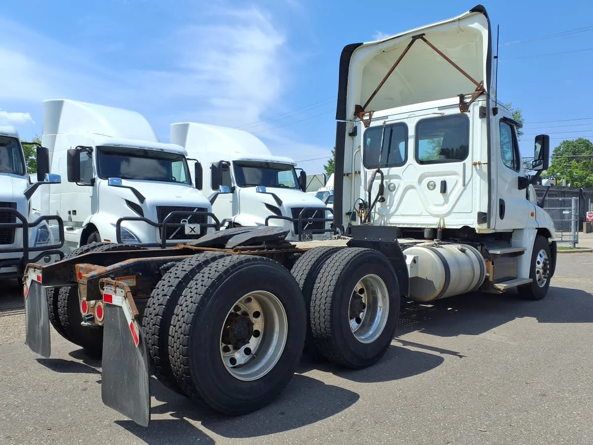 2018 Freightliner Cascadia in Minneapolis, MN — photo 4