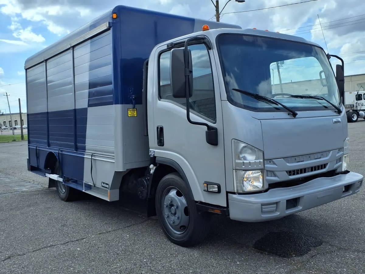 2019 Isuzu NRR - image 3