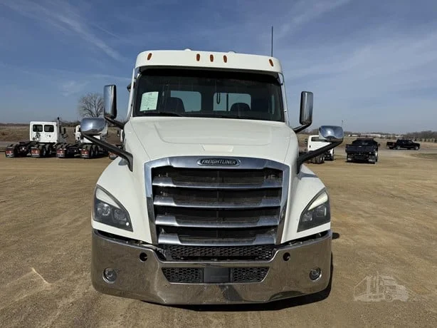 2021 Freightliner Cascadia in MN — photo 10