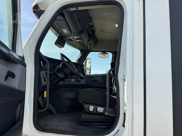 2021 Freightliner Cascadia in MN — photo 4