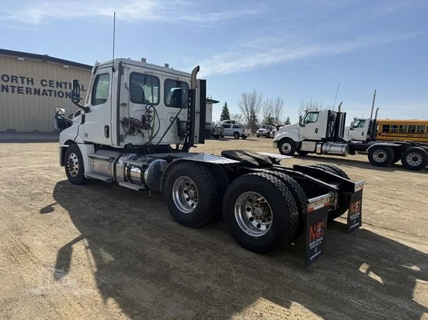 2021 Freightliner Cascadia in MN — photo 13