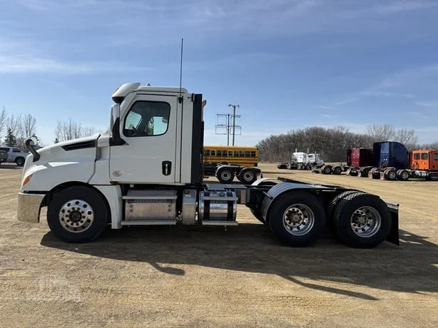 2021 Freightliner Cascadia in MN — photo 2