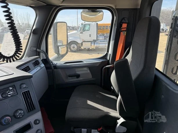 2021 Freightliner Cascadia in MN — photo 5