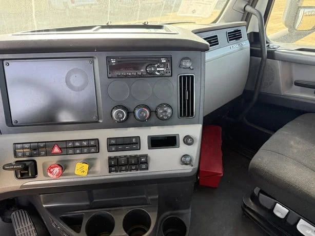 2021 Freightliner Cascadia in MN — photo 7