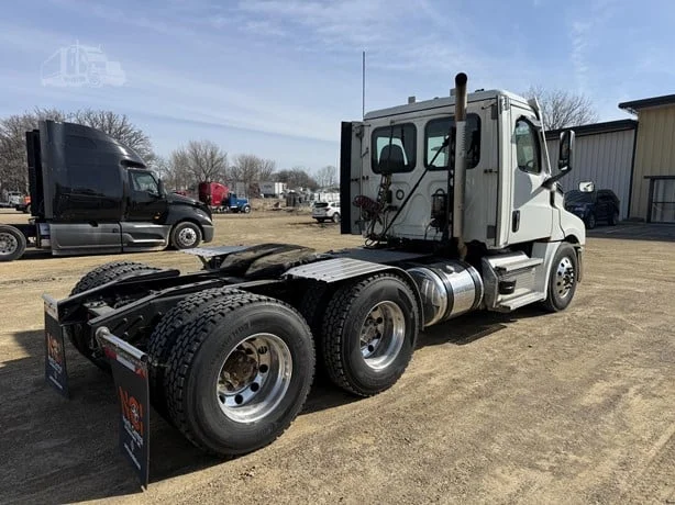 2021 Freightliner Cascadia in MN — photo 12