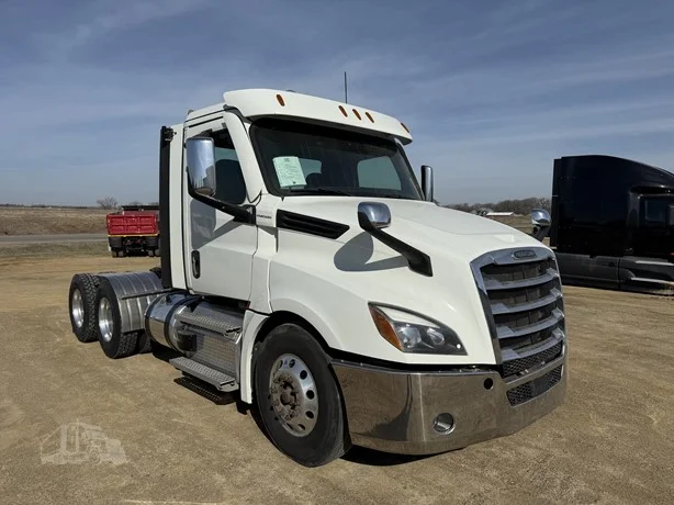 2021 Freightliner Cascadia in MN — photo 11
