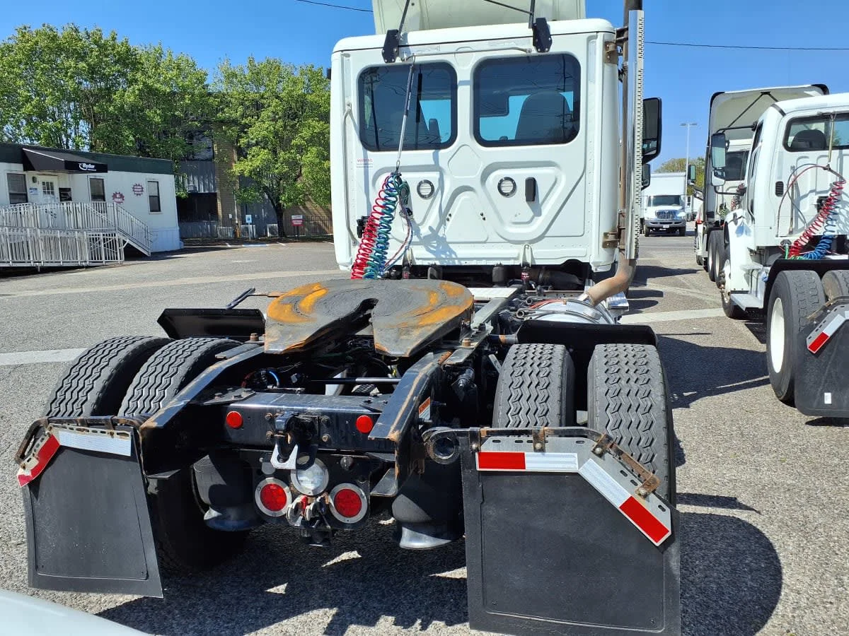 2020 Freightliner Cascadia in Knoxville, TN — photo 5