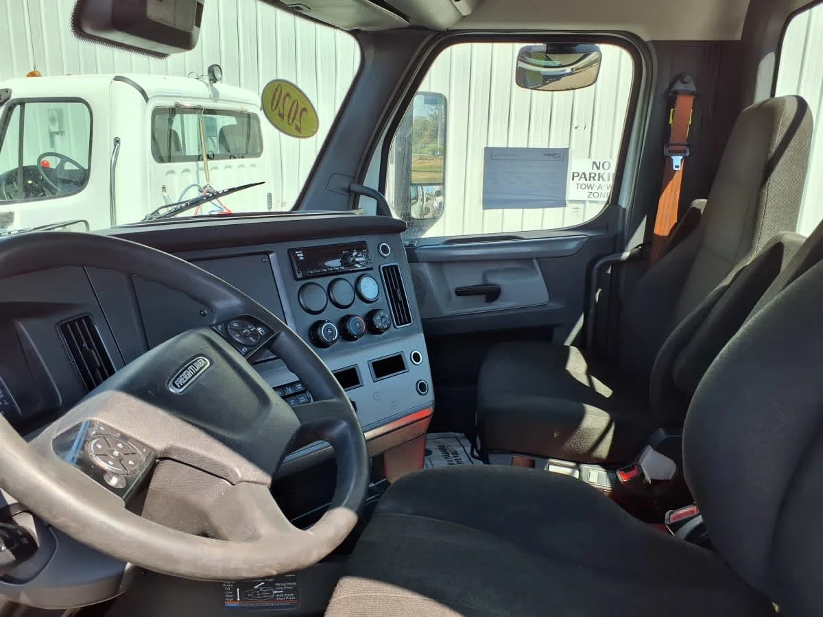 2020 Freightliner Cascadia in Knoxville, TN — photo 7