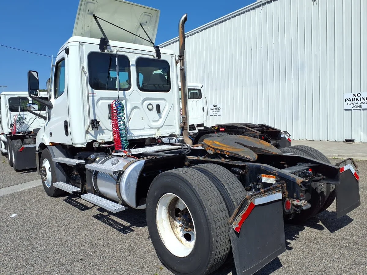2020 Freightliner Cascadia in Knoxville, TN — photo 6