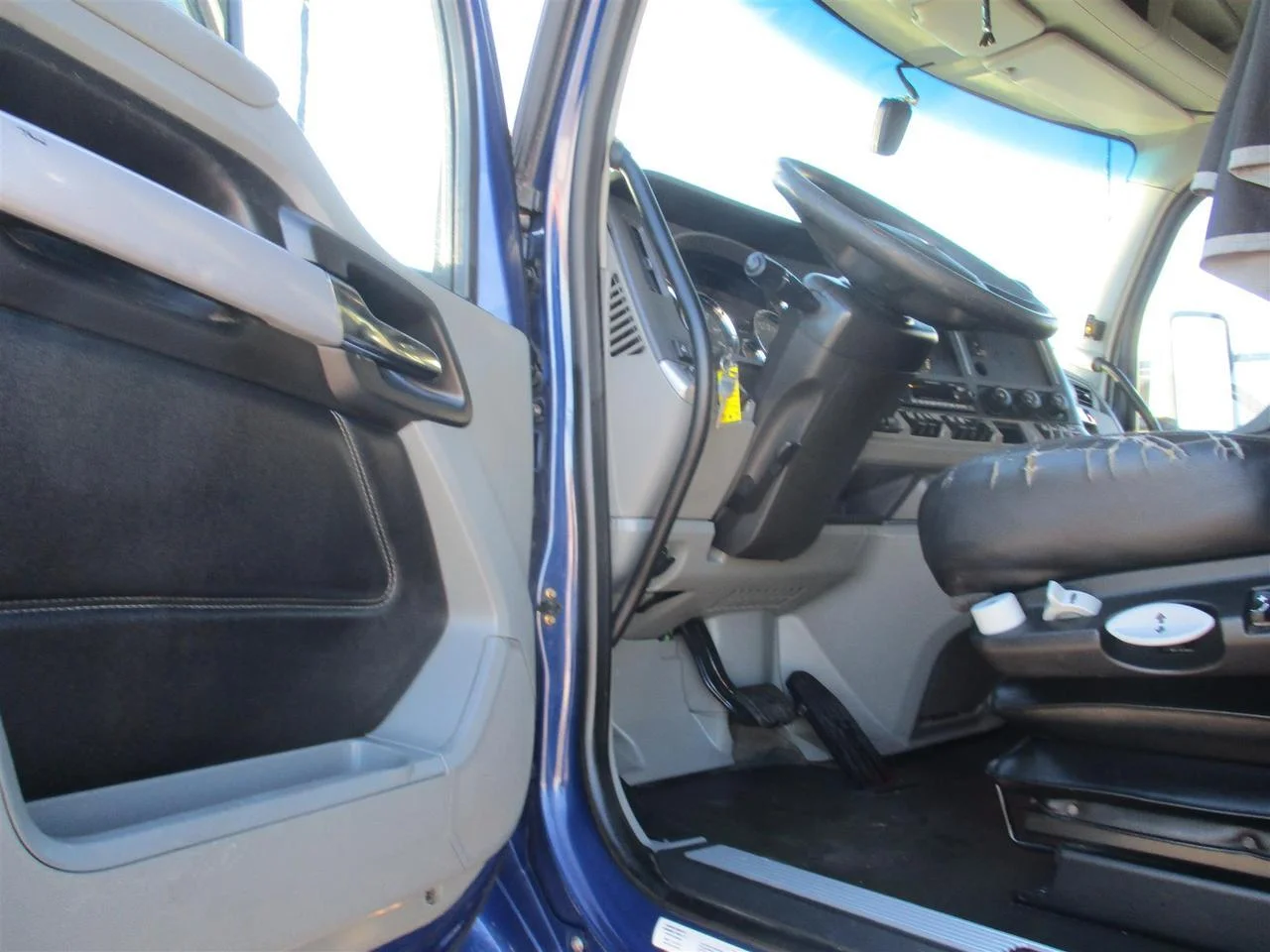 2022 Kenworth T680 - image 10