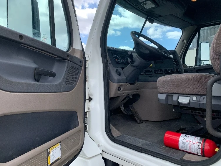 2020 Freightliner Cascadia - image 9