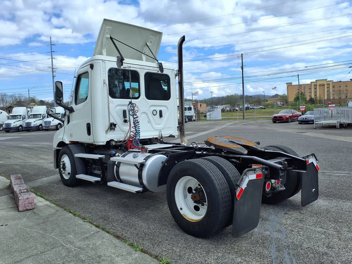 2020 Freightliner Cascadia - image 6