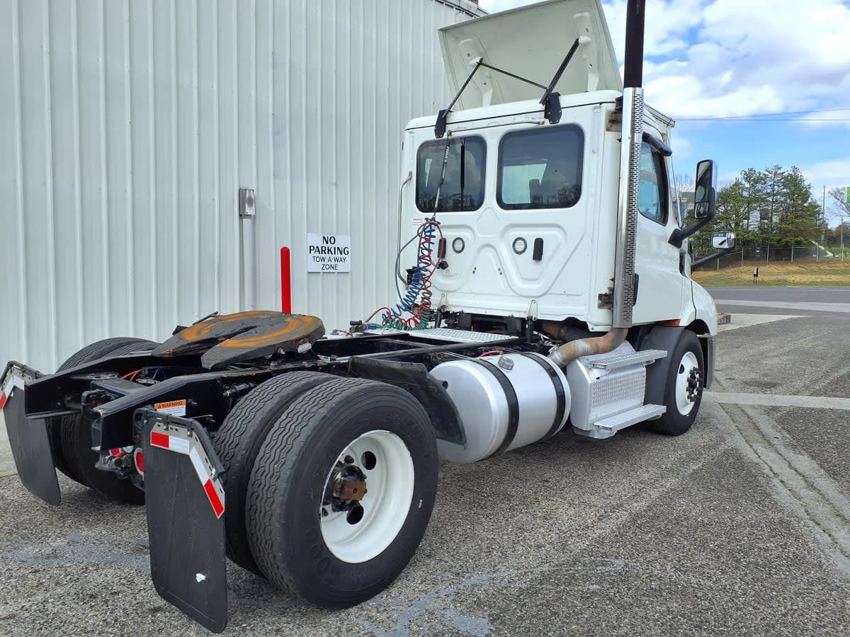 2020 Freightliner Cascadia - image 4