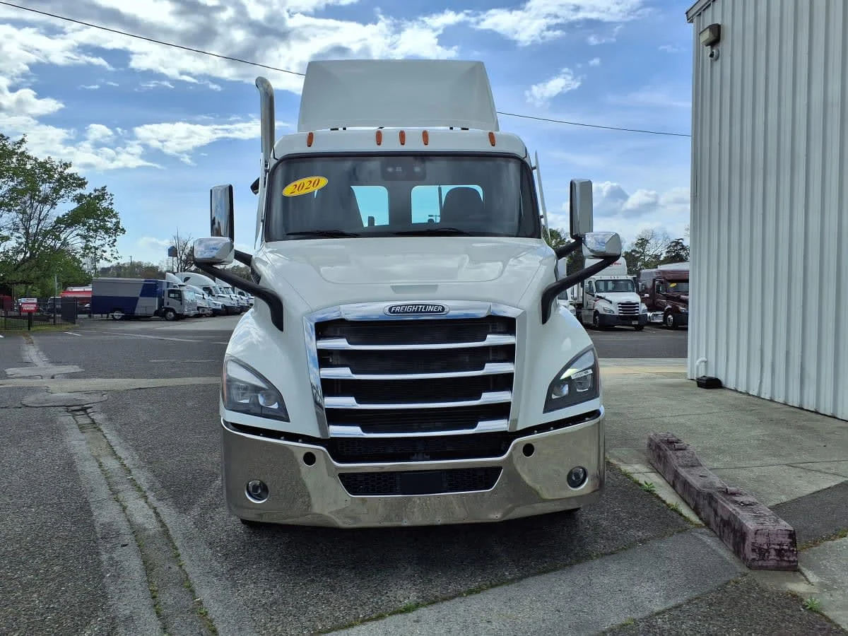 2020 Freightliner Cascadia - image 2