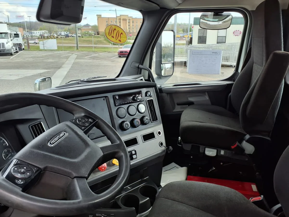 2020 Freightliner Cascadia in Knoxville, TN — photo 7