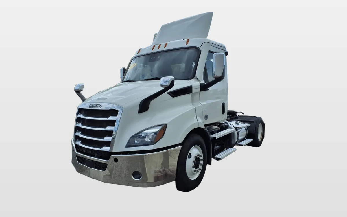 2020 Freightliner Cascadia - image 1