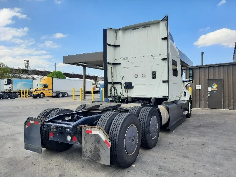 2023 International LT - image 7