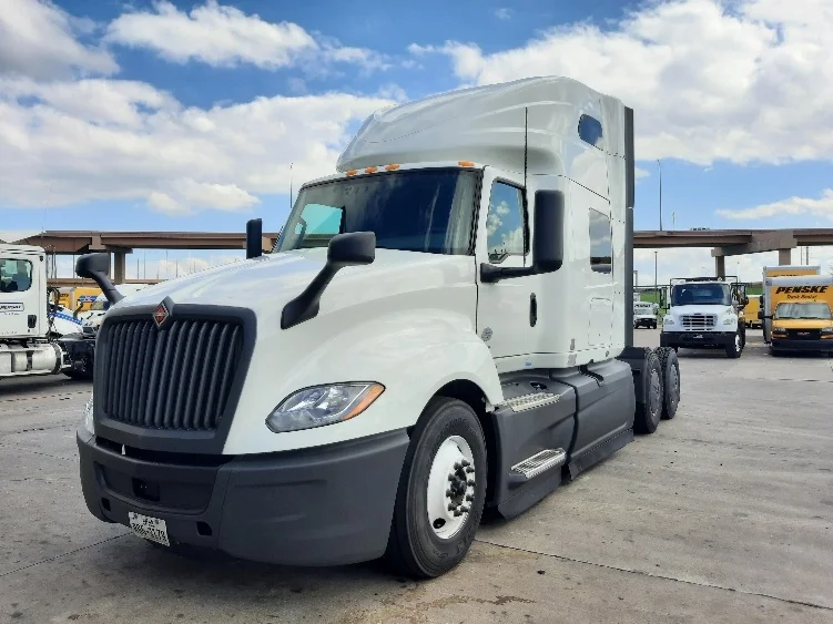 2023 International LT - image 3