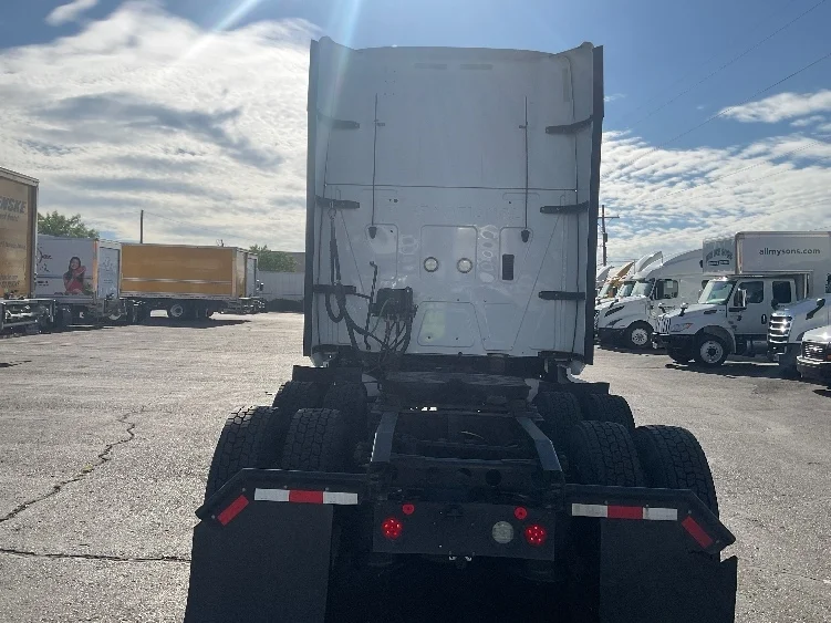 2019 International LT - image 6