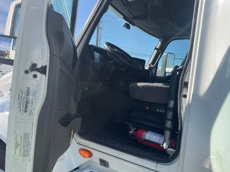 2019 International LT - image 9