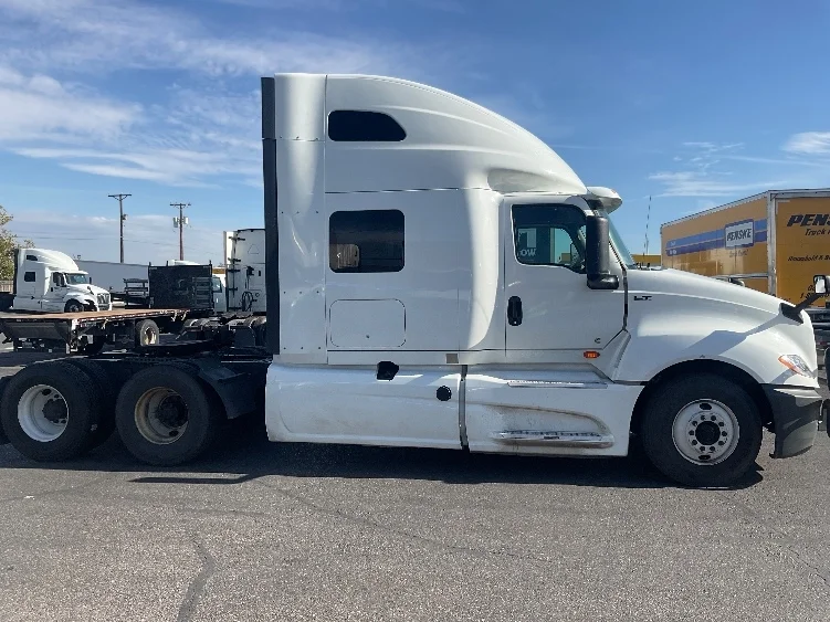 2019 International LT - image 8