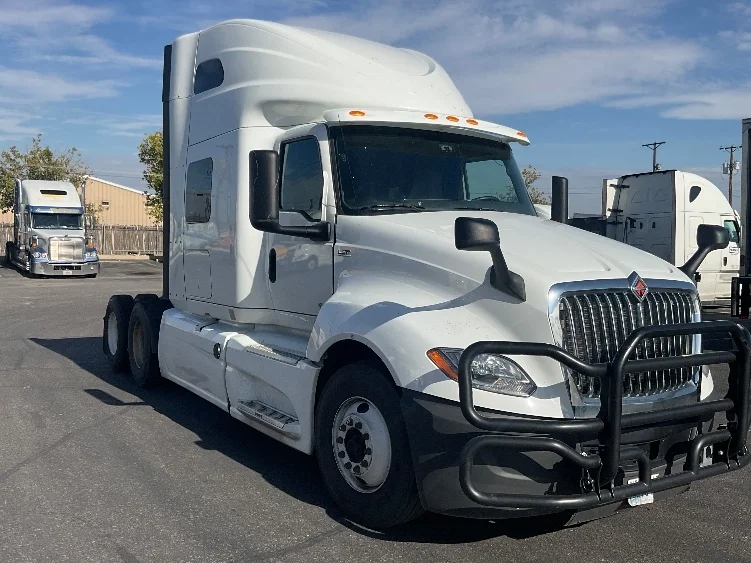 2019 International LT - image 1