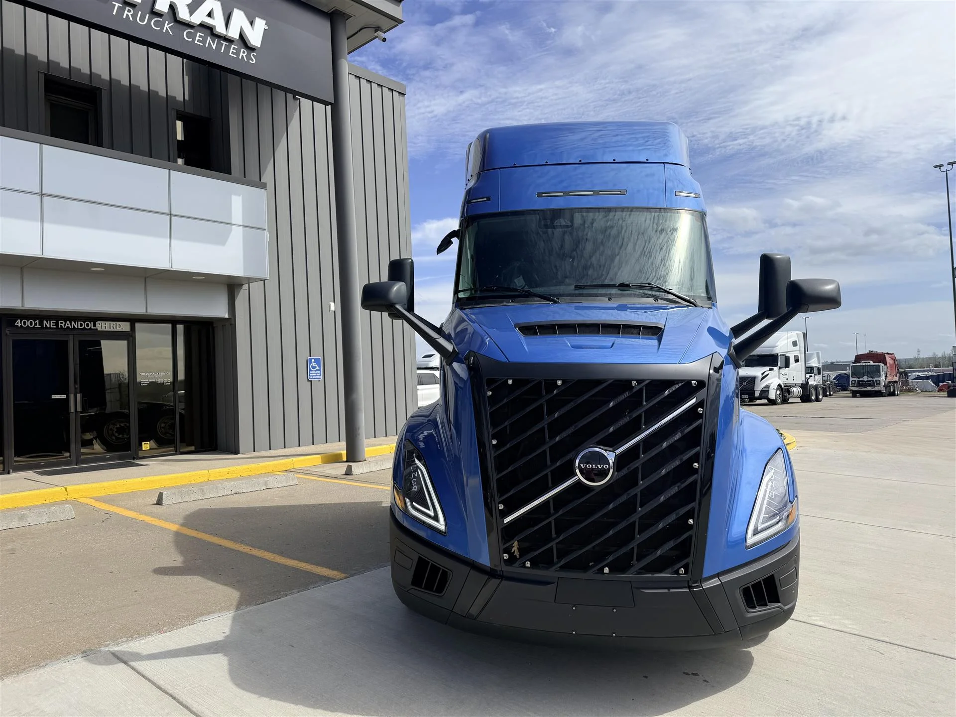 2026 Volvo in Kansas City, MO — photo 2