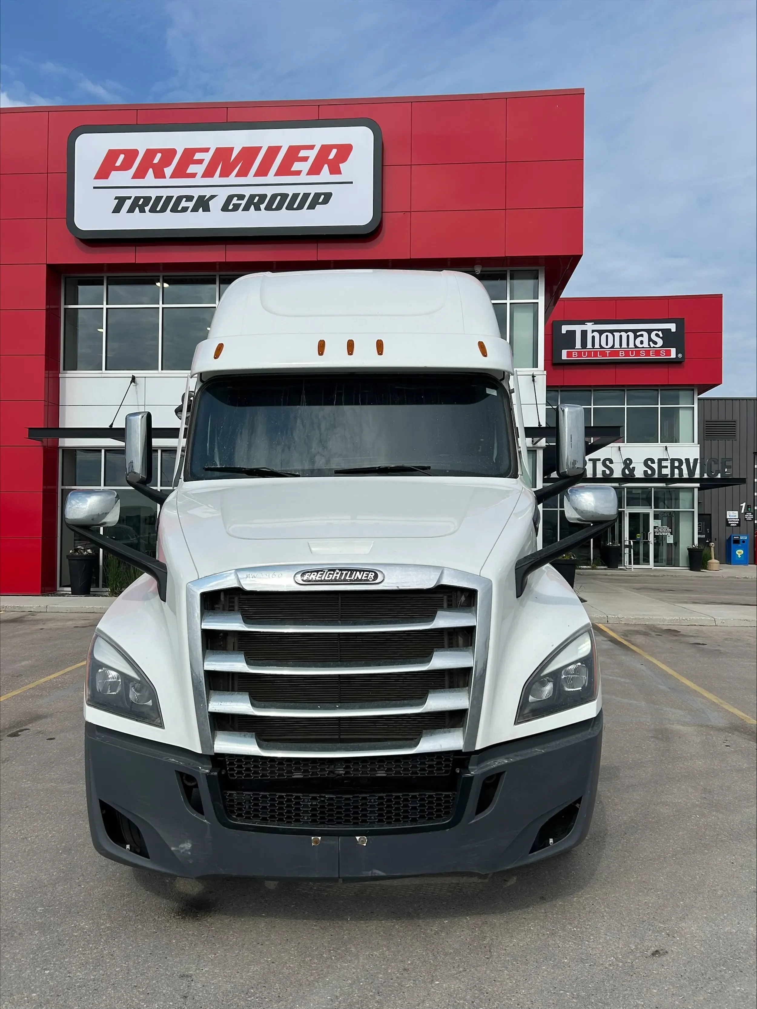 2022 Freightliner Cascadia in Winnipeg, MB — photo 2
