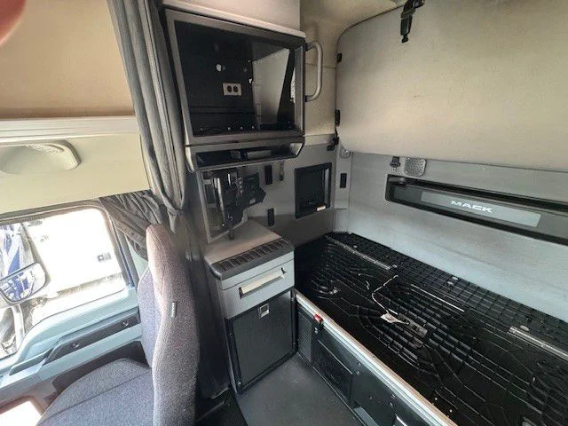 2024 Mack Anthem - image 18