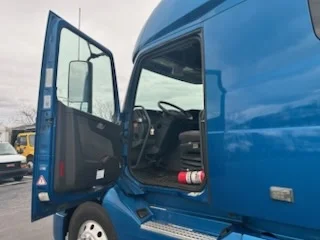 2019 Volvo VNL 760 - image 9