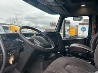 2019 Volvo VNL 760 - image 10