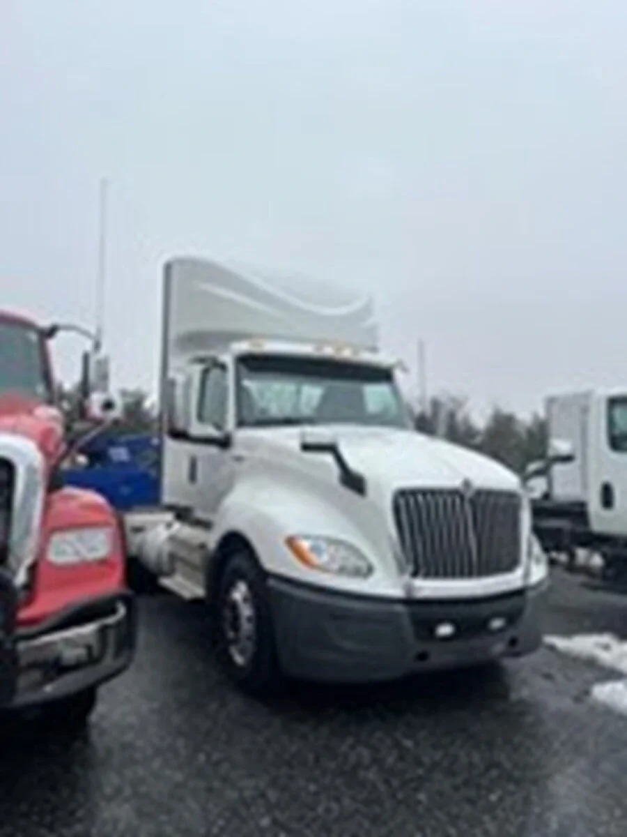 2020 International LT - image 2