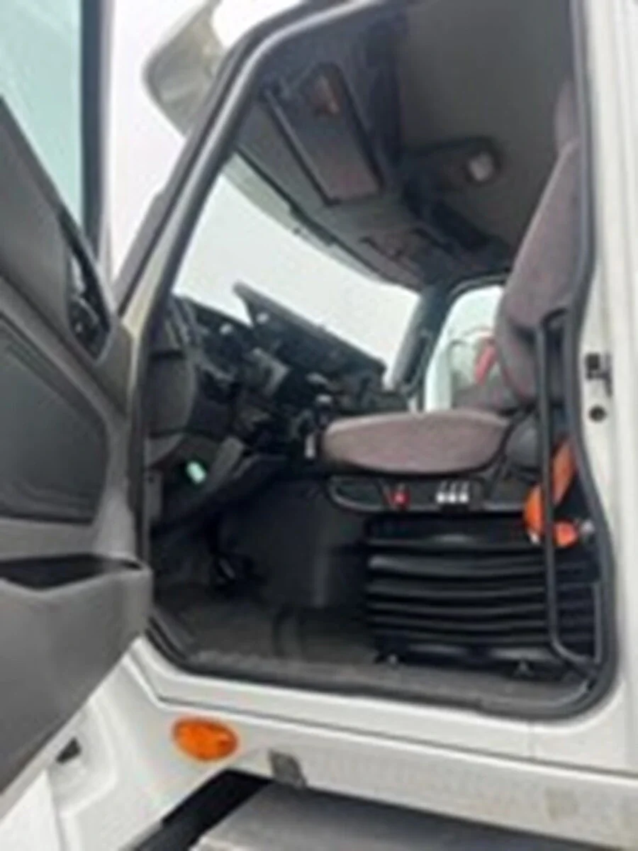 2020 International LT - image 7