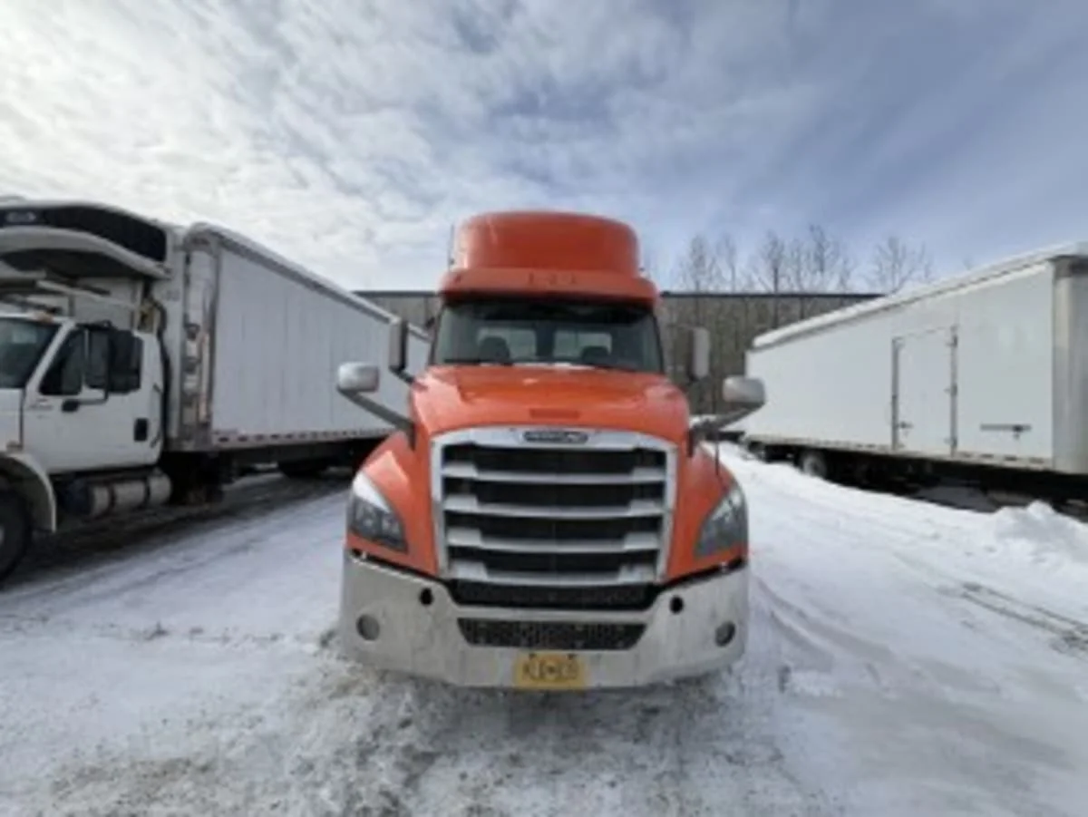 2019 Freightliner Cascadia in Anchorage, AK — photo 2