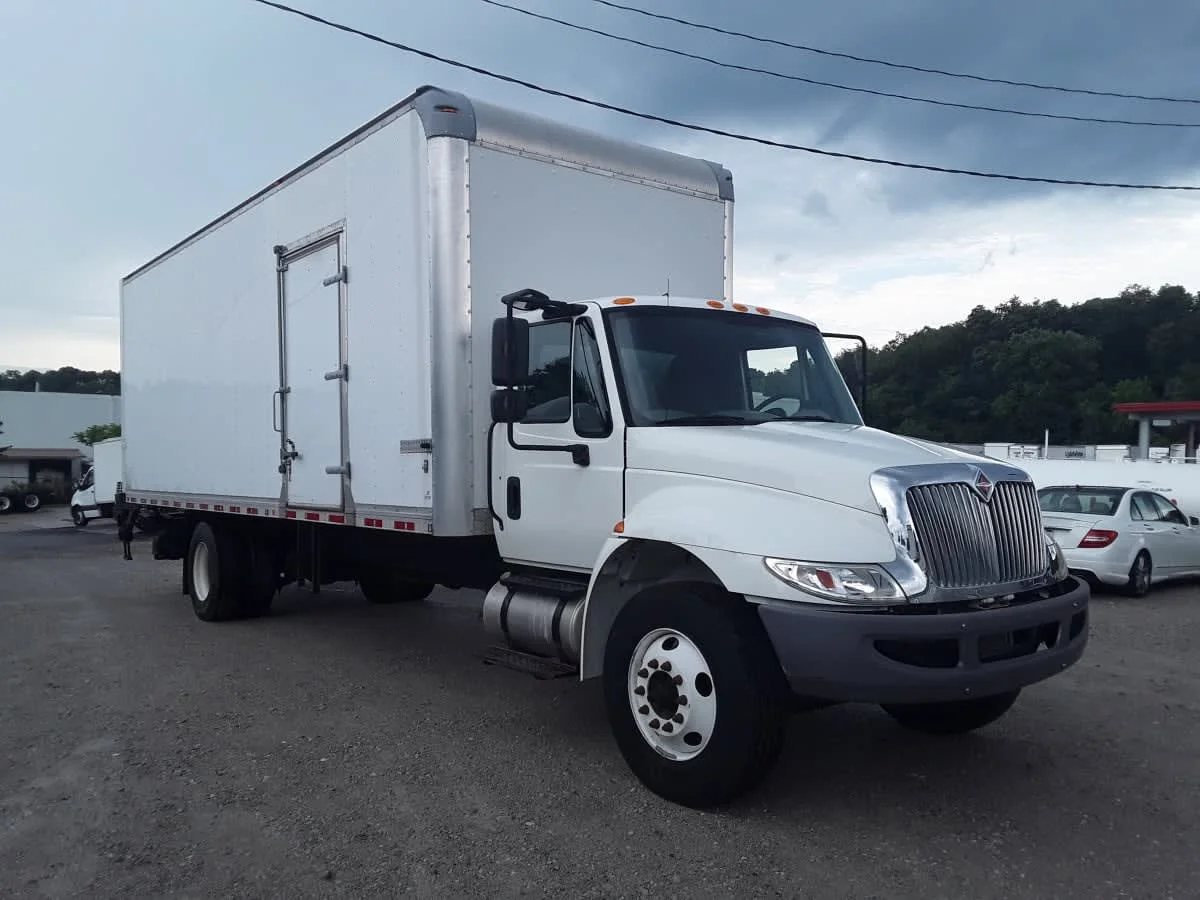 2018 International 4300 in Pittsburgh, PA — photo 3