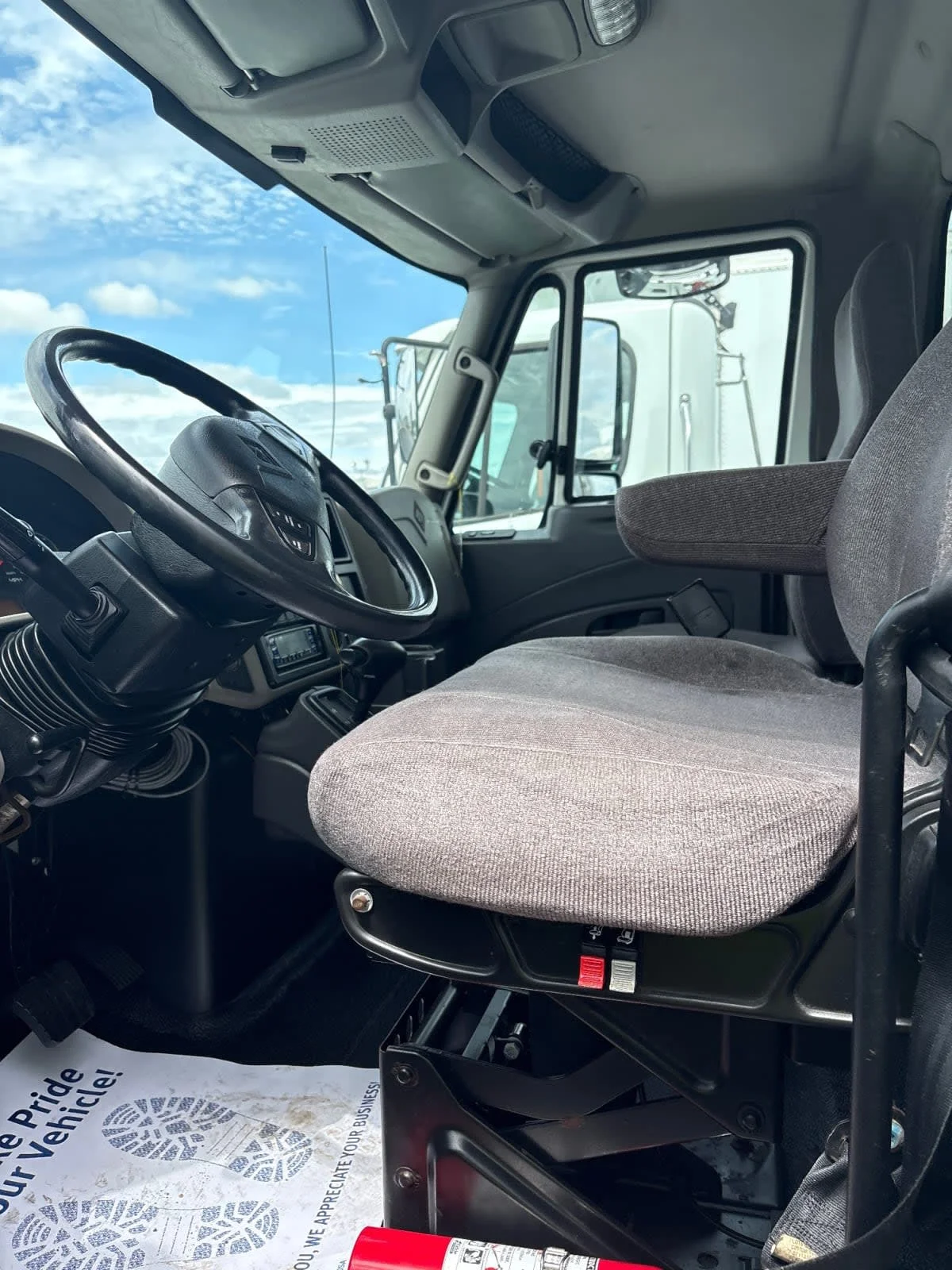 2018 International 4300 - image 8