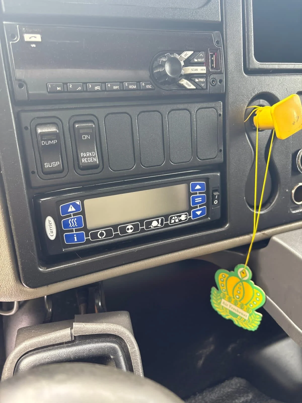 2018 International 4300 - image 7