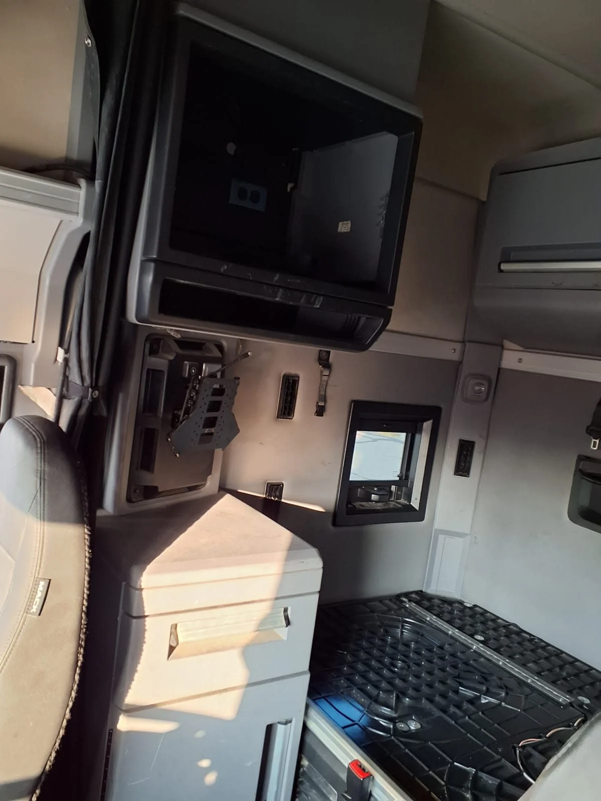 2020 Mack Anthem - image 13