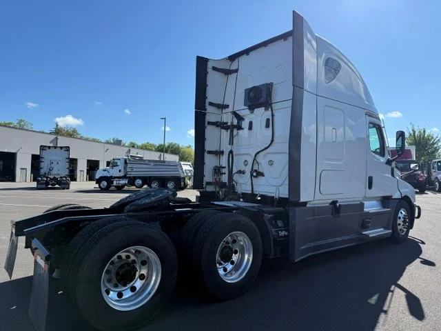 2023 Freightliner Cascadia in Pacific, WA — photo 7